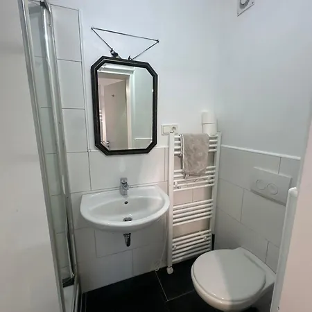 Modernes 1-zimmer Appartment- Mit Doppelbett Und Smart-tv ボン