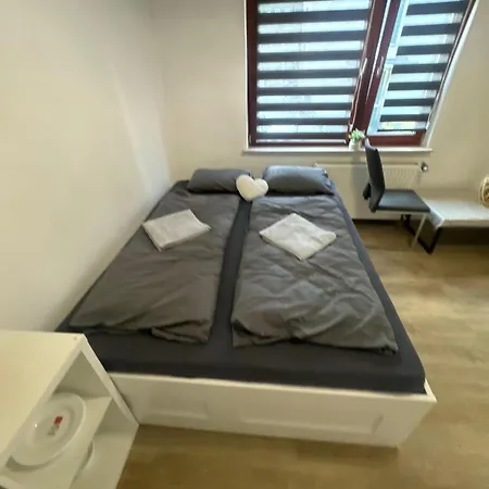 Modernes 1-zimmer Appartment- Mit Doppelbett Und Smart-tv