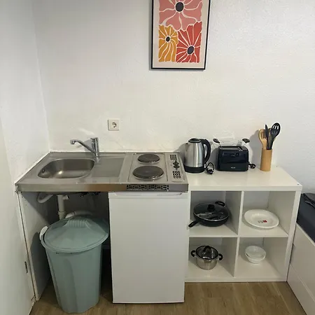 アパート Modernes 1-zimmer Appartment- Mit Doppelbett Und Smart-tv