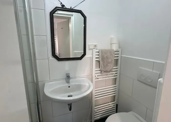 Modernes 1-zimmer Appartment- Mit Doppelbett Und Smart-tv Bonn